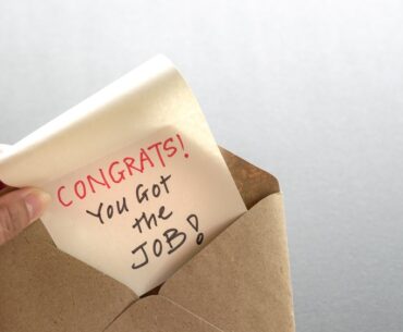 Hoe feliciteer je iemand passend met zijn of haar nieuwe baan?