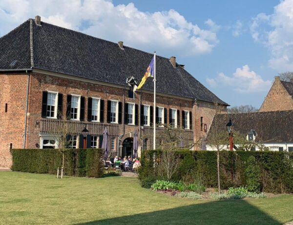 Vergaderen met uitzicht op een Kasteel